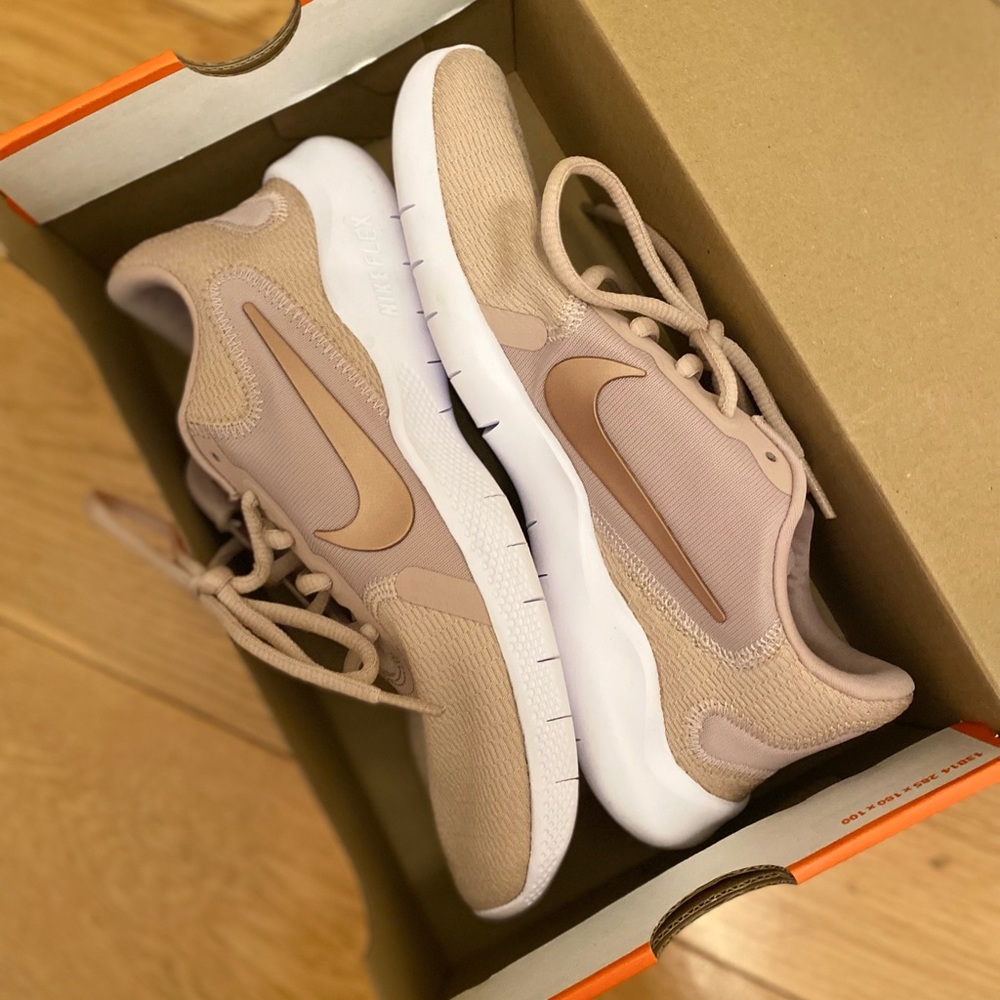 Neutral color Nike flex runners NWT